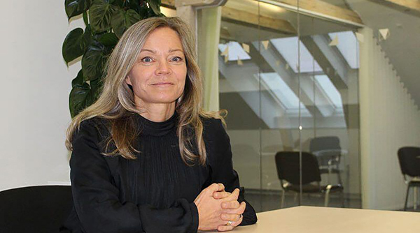 En kvinde ved sit skrivebord